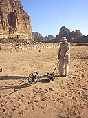 Prospection géophysique en Jordanie avec un radar à pénétration de sol / CC0 Archaeo-Physics LLC via Wikimedia Commons