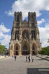 La façade de la cathédrale de Reims qui a servi de modèle pour le dessin de Mon cahier d’archéologie / CC BY-SA 3.0 Adrian Farwell via Wikimedia Commons