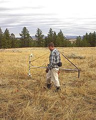 Prospection géophysique en 2005 dans le Montana (USA) ayant inspiré l'étape 2.5 de Mon cahier d'archéologie / CC BY-SA 3.0 Tapatio via Wikimedia Commons