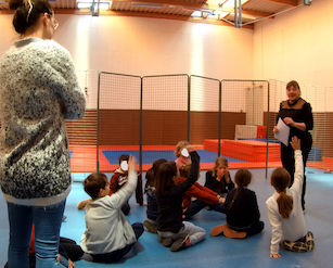 Christiane Angibous-Esnault in front of a group of students at the Lire en Val book fair