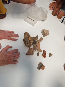 Agrandir l'image de Théo-Txomin Quirce en classe de CM1 lors de l’atelier manipulation sur l’archéologie