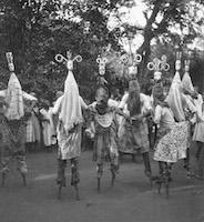 Groupe de danseurs d’une mascarade ekeleke